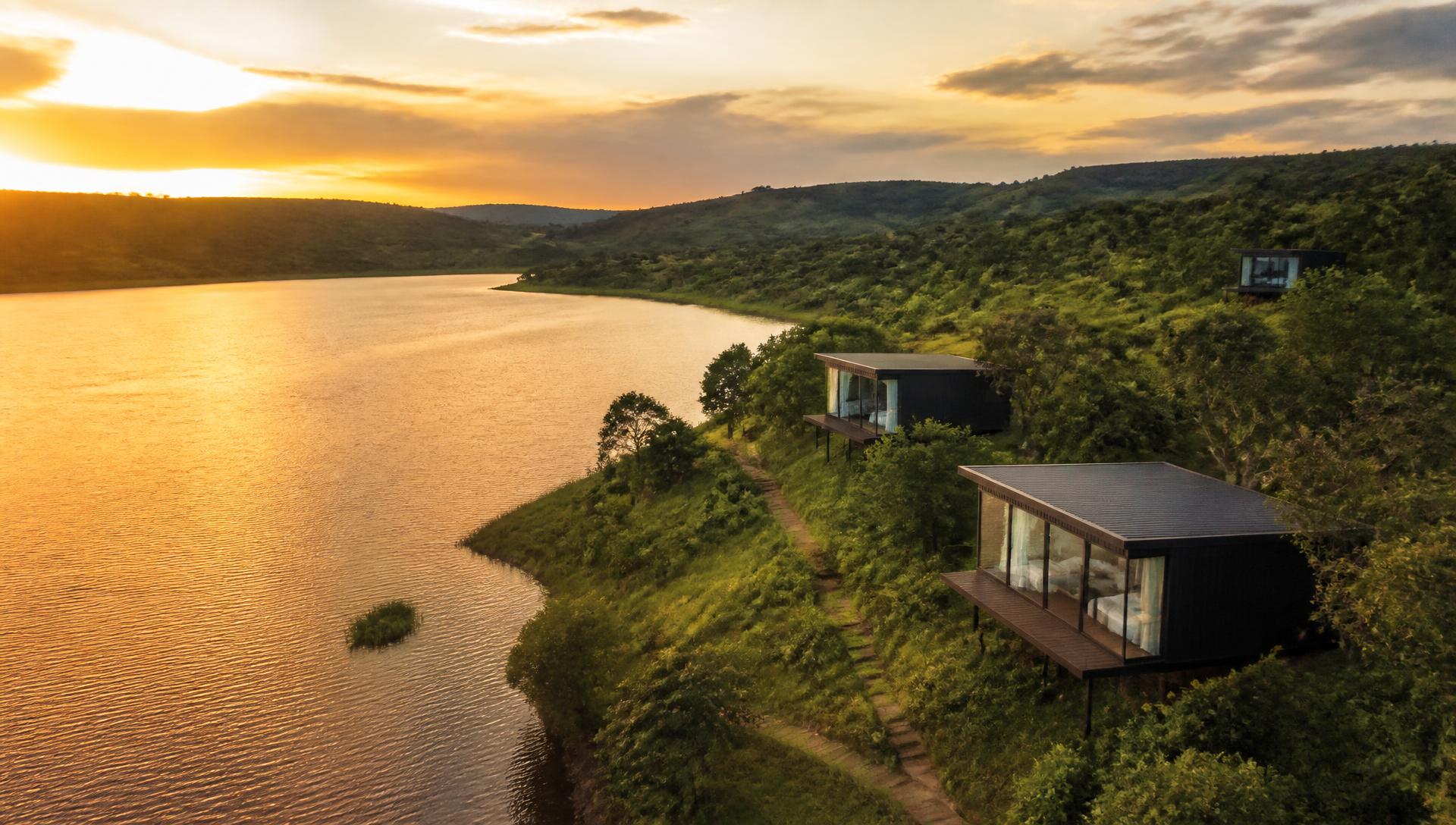 Casas da pousada à beira do Lago Corumbá IV ao pôr do sol