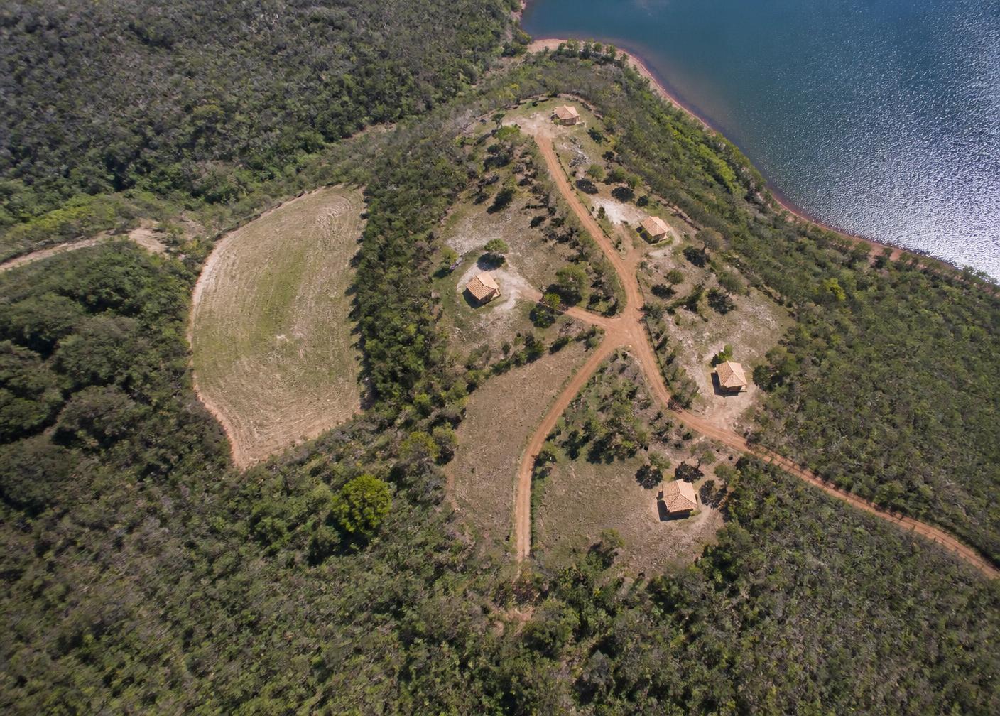 Vista aérea do terreno da pousada com a localização das casas